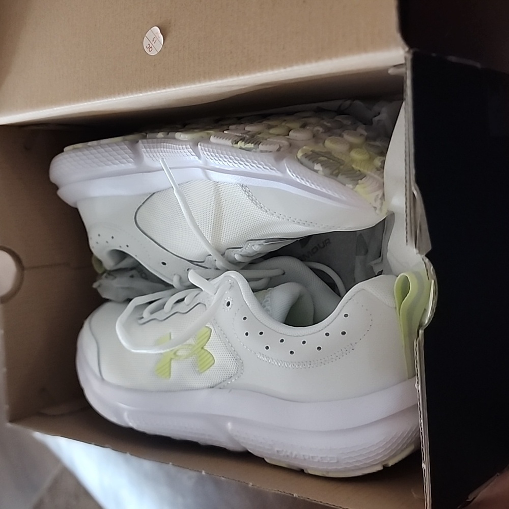 Under armour NEW charged assert 10 sneakers